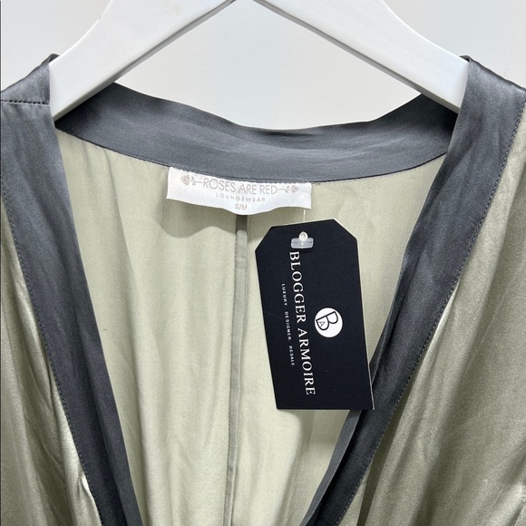 100% Silk Gray Wrap Front Robe - Picture 3 of 8